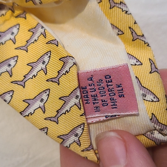 Vineyard Vines shark tie - Picture 4 of 4
